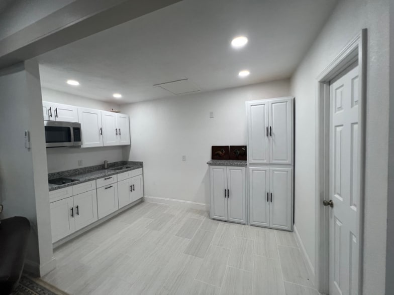 Building Photo - 6439 Willow Wood Ln