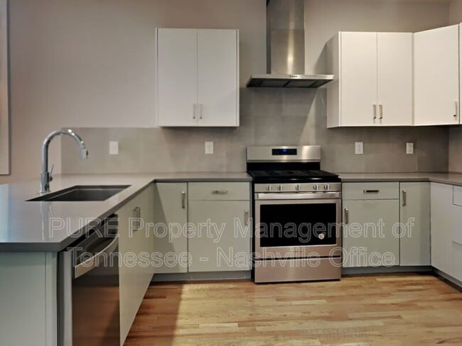 Building Photo - 1704B Simpkins St