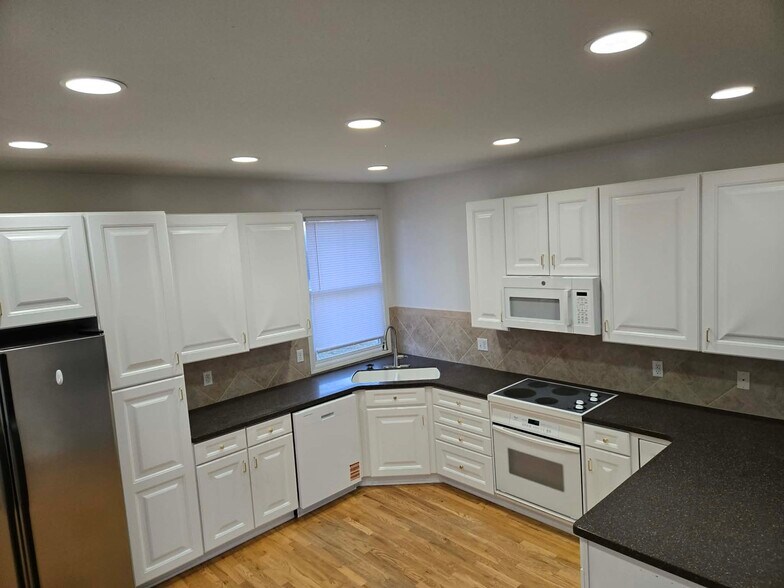 Building Photo - 9513 S 26th Ave