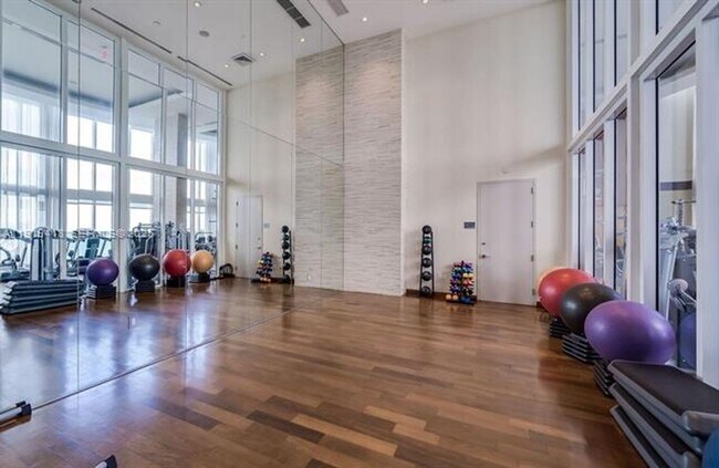 Building Photo - 16001 Collins Ave