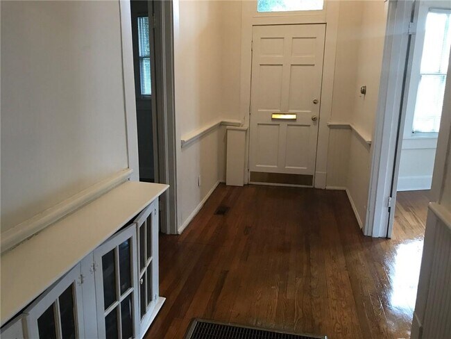 Building Photo - 855 Savannah St