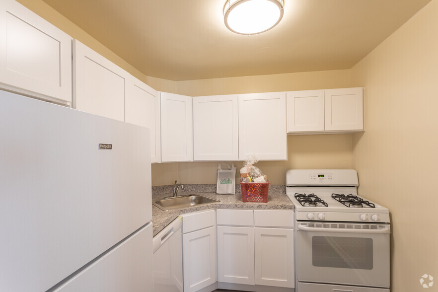 2BR, 2BA - 870 SF - Kensington House