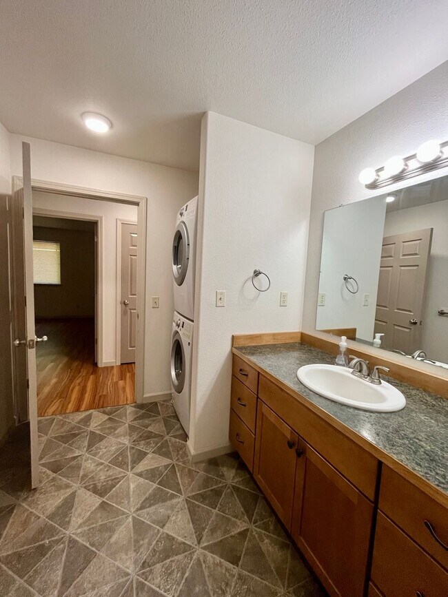 Building Photo - 757 Joy Dr