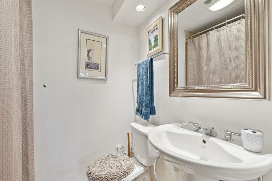 Guest Bath - 302 Forbes St