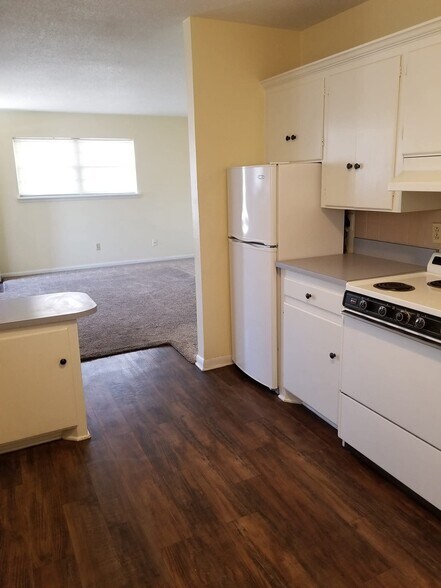 Unit #1 Kitchen - 907 24th St