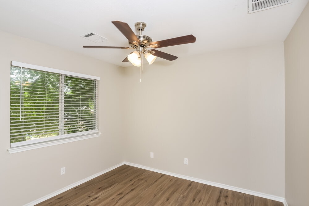 Building Photo - 8639 Sunny Oaks