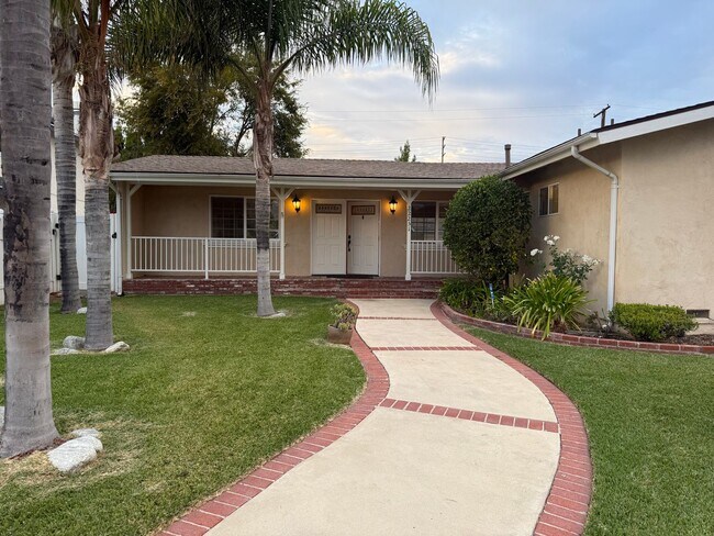 Building Photo - Open Thursday 12/11 3-4pm Private HOME 3bed/2 bath + POOL in Woodland Hills!