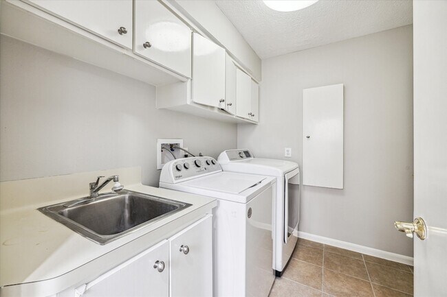 Building Photo - 11742 Pecan Creek Dr