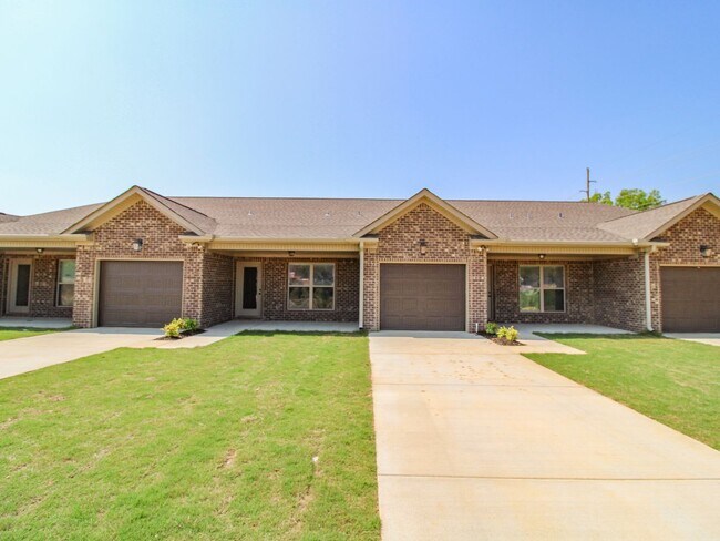 Building Photo - Nice Townhome in Athens City! $250 Amenity...
