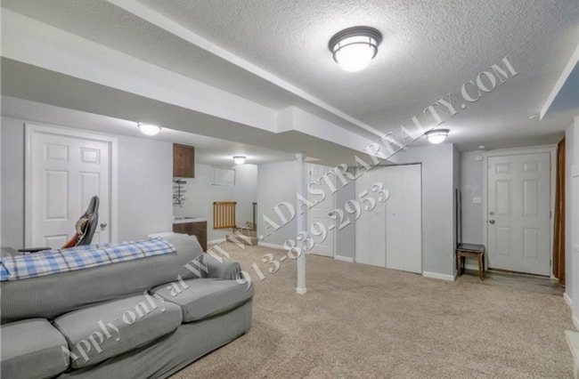 Building Photo - Beautiful 3 Bed 2.5 Bath Raised Ranch in L...