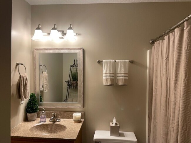 Building Photo - Quaint setting, One Level 3BR/ 2BA 2-Car Garage Condo