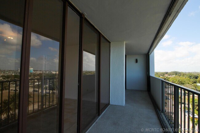Building Photo - 5600 N Flagler Dr