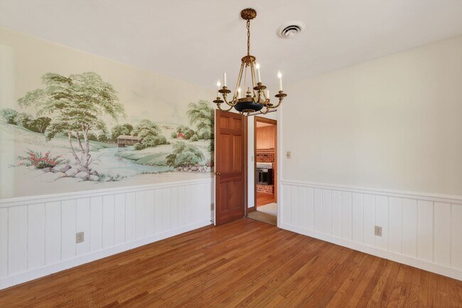 Building Photo - 2305 Lakewood Ln