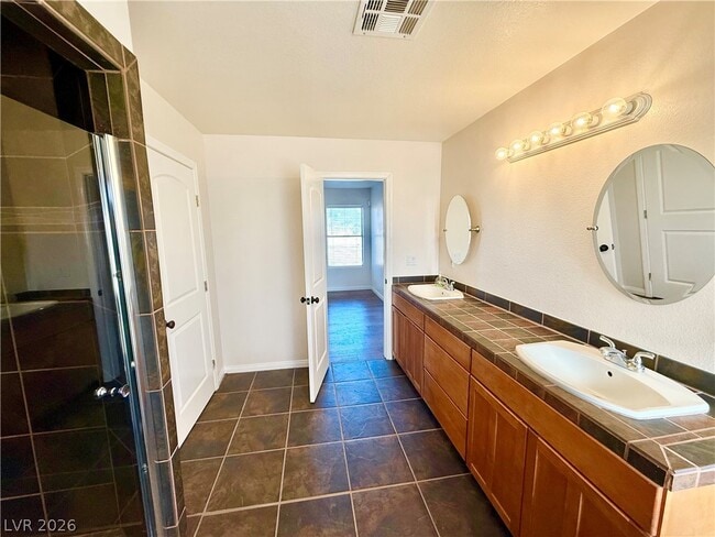 Building Photo - 1100 Dollar St