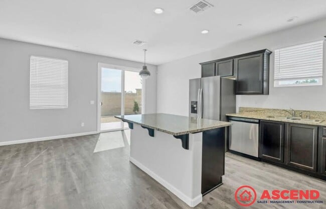 Building Photo - 3 Bedroom Home Off Mountain Ridge and Taft...