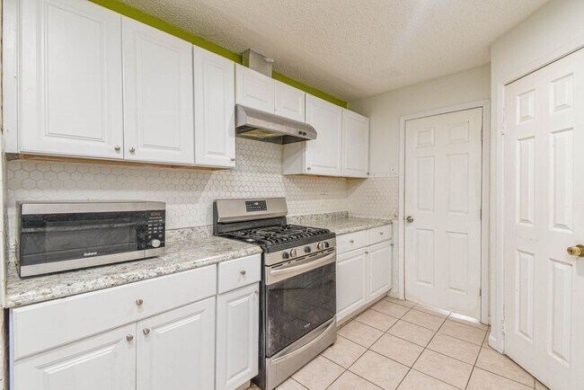Building Photo - 12054 Plumpoint Dr