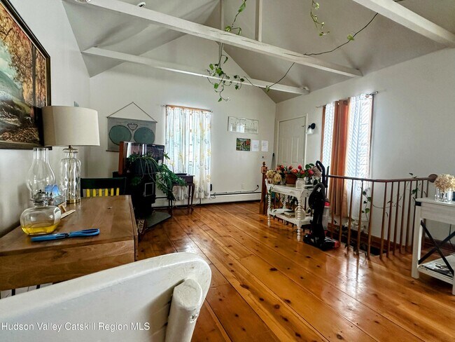 Building Photo - 240 Crest Ln