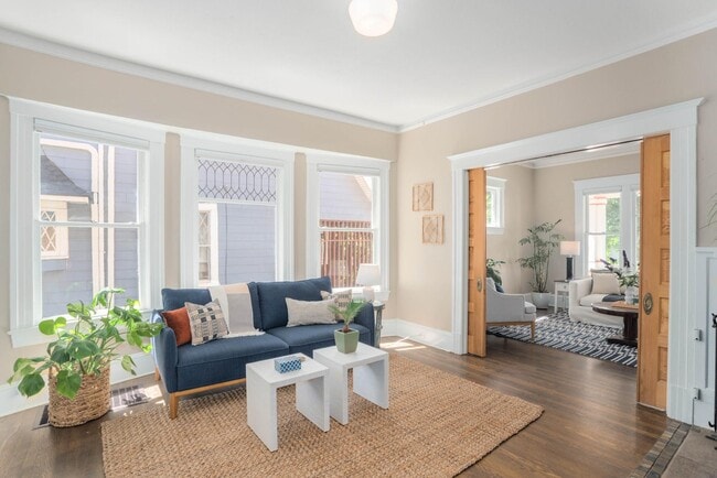 Building Photo - 1518 SE Poplar Ave