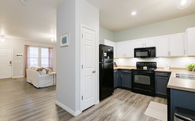 Building Photo - 7860 Sandy Springs Point