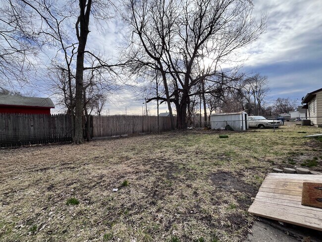 Building Photo - 3007 Mahaska Ave