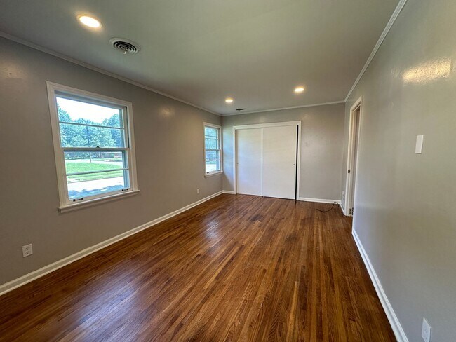 Building Photo - 1/2 OFF FIRST FULL MONTH'S RENT! Gated Par...