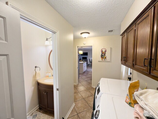 Building Photo - 743 Grovewood Dr