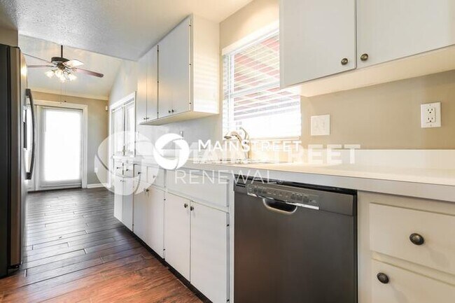 Building Photo - 3 Bedroom Pet-Friendly Home in SARASOTA, FL with Main Street Renewal
