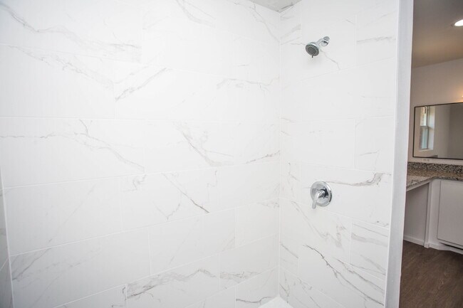 Building Photo - Pre-Leasing for Summer 2026!