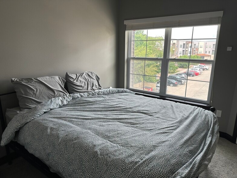 Guest bedroom (queen) - 440 3rd Ave