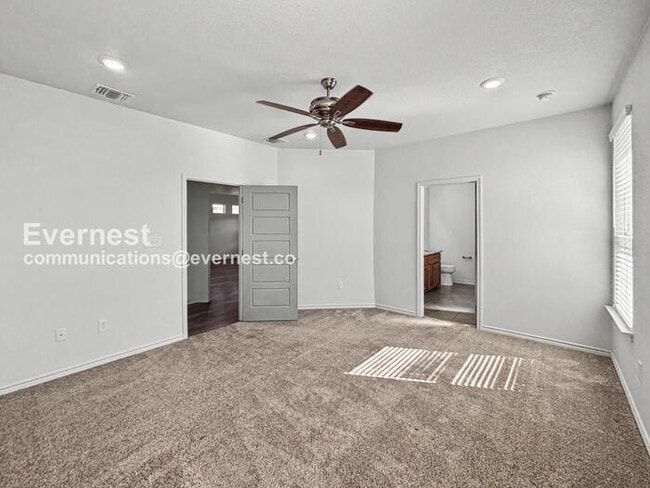 Building Photo - 702 Freedom Cir