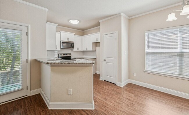 Building Photo - 268 Castleridge Dr