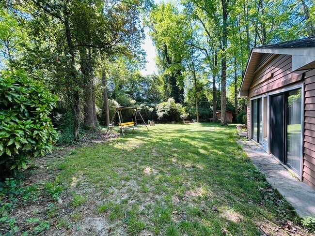 Building Photo - Fabulous 3 bedroom 2 bathroom Ranch home in Lawndale Homes area in NW Greensboro. Huge yard.