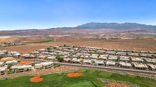 Building Photo - Luxurous 4 Bedroom Golf Course Home