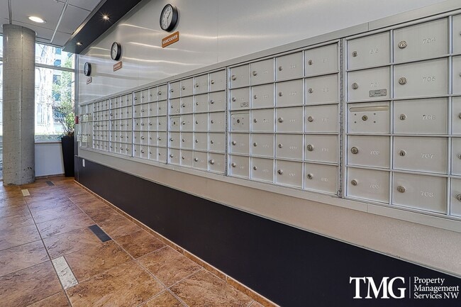 Building Photo - 2 Bed 2 Bath Downtown 3rd Floor Condo Wate...
