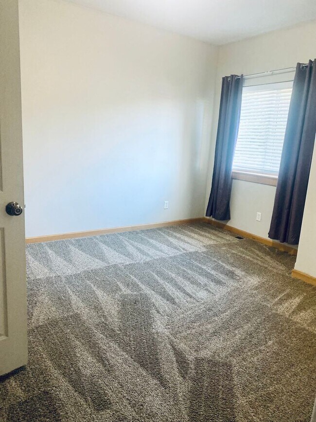 Building Photo - 512