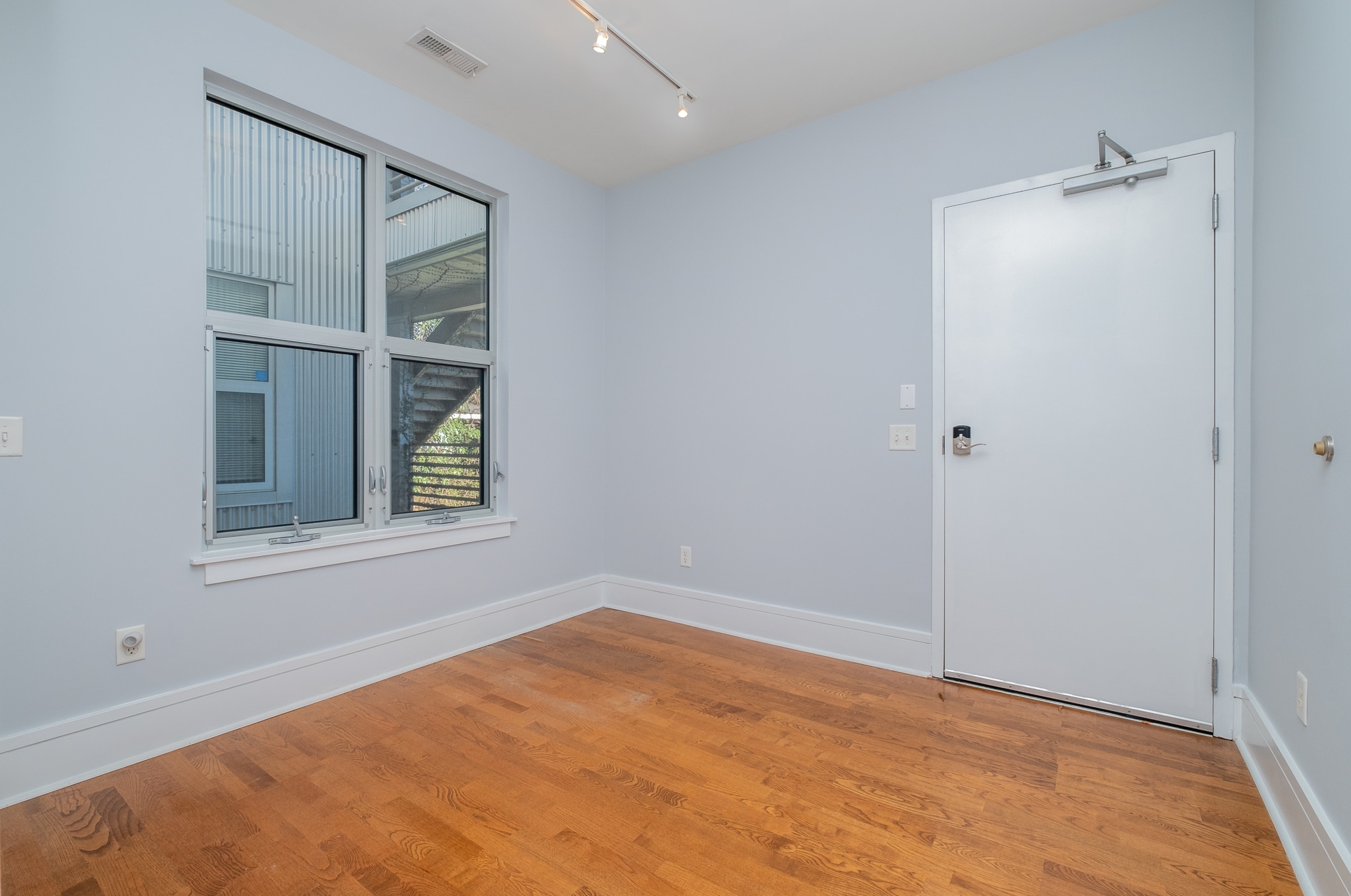 Foyer/office with a look at the front door - 1600 Fulton Ave