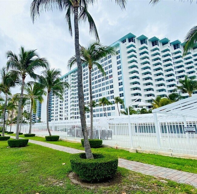 Building Photo - 2899 Collins Ave