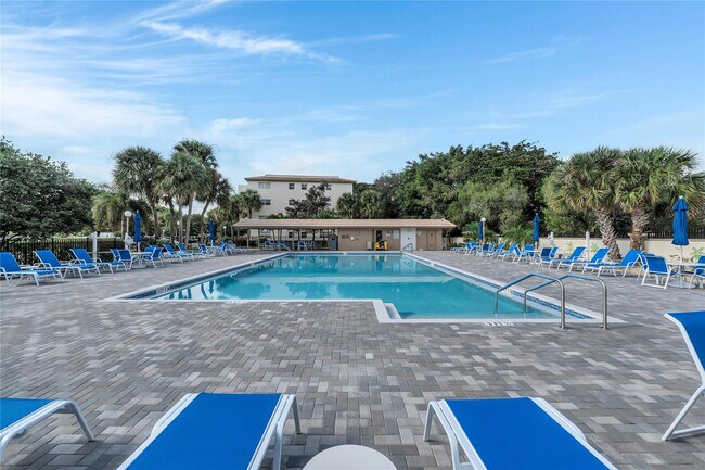 Building Photo - 1901 Bermuda Cir