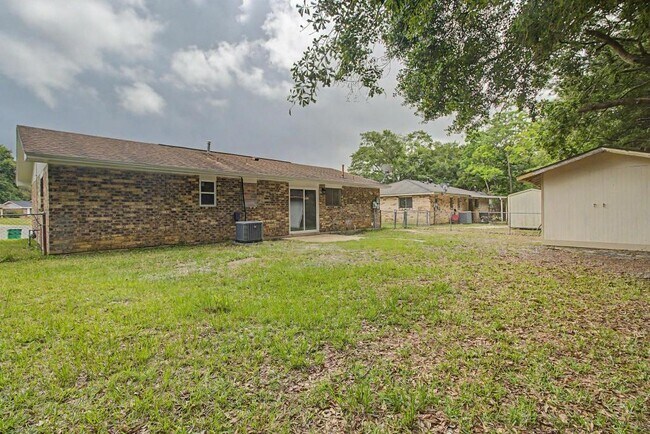 Building Photo - 108 Phylis Dr