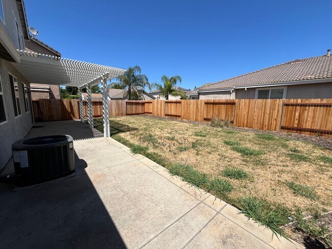 Building Photo - 5 Bed | 3.5 Bath | 2368 SF | 2 Car garage | Two Story | Tenant pays $175 for WS&G