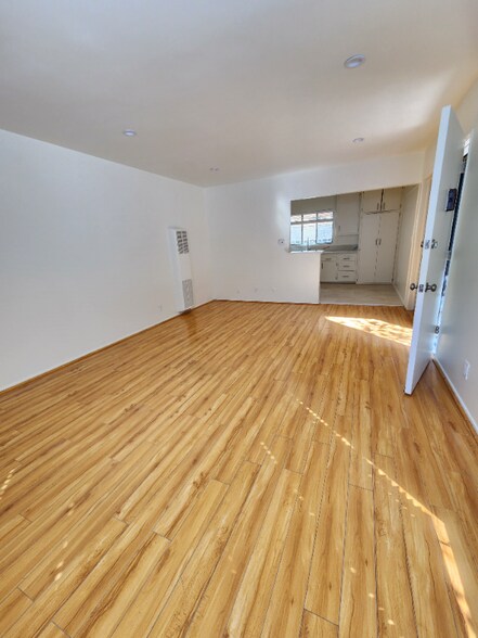 Primary Photo - 17620 Burbank Blvd