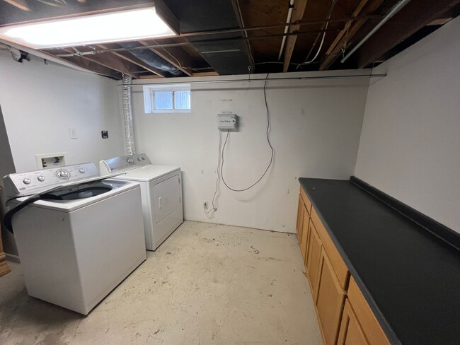 Building Photo - Spacious 4 Bedroom, 2 Bathroom Home on the...