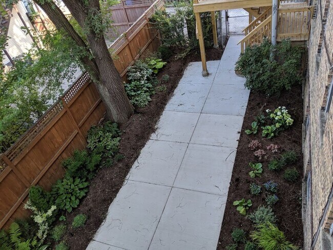 Building Photo - Fantastic Roscoe Village One Bedroom