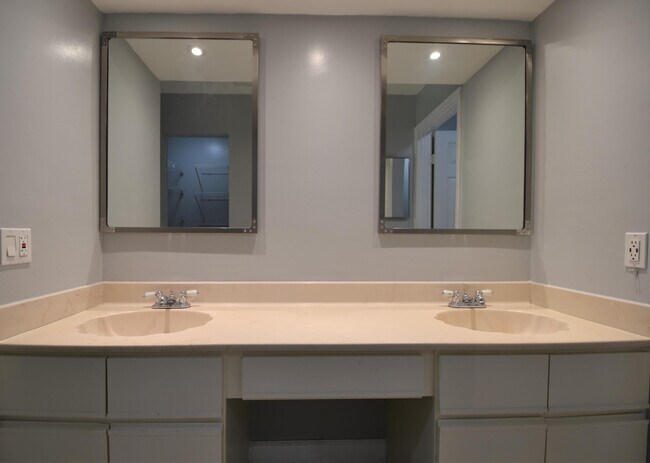 Building Photo - 5087 Oakhill Ln