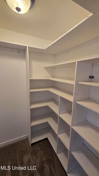 Building Photo - 933 Glastonbury Cir