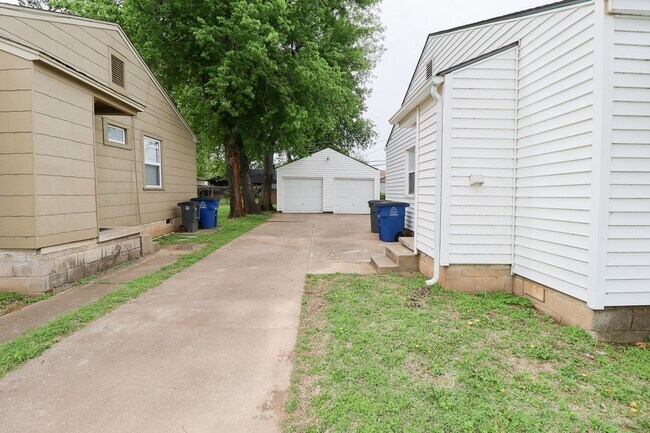 Building Photo - Beautiful Brookside duplex unit - NO PETS