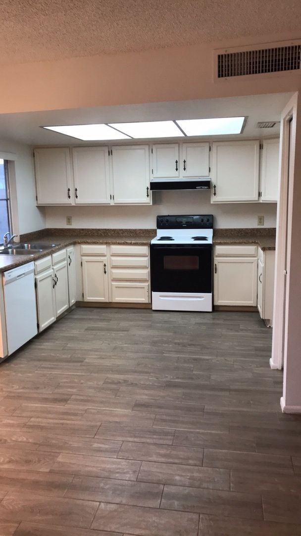 Building Photo - ++++COMING SOON++++3 Bedroom/2 bath home with large yard near Alma School & Warner