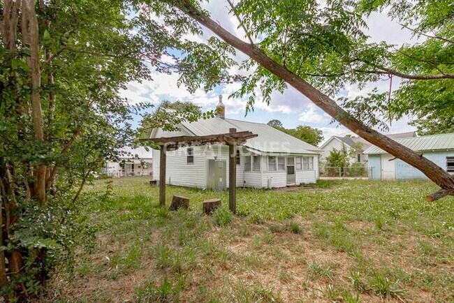 Building Photo - NOW OFFERING HALF OFF FIRST FULL MONTH IF ...