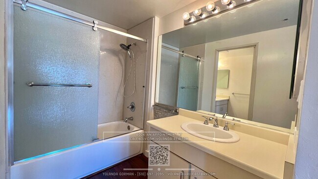 Building Photo - Stunning Large 1 Bedroom Exquisite Wood Fl...