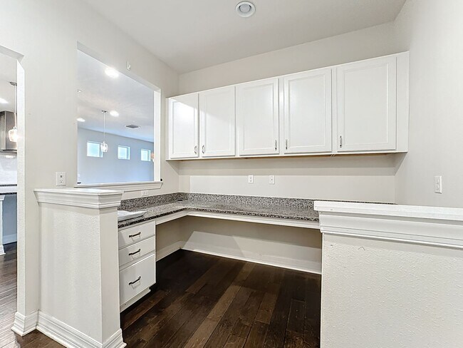 Building Photo - Executive Home with 5 bedrooms / four 1/2 ...